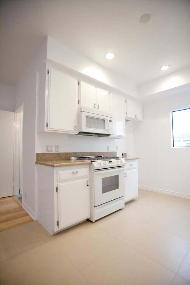 Kitchen - 4106 McLaughlin Ave