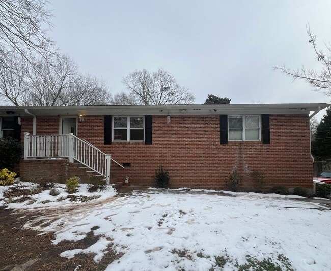 Building Photo - Newly Remodeled!