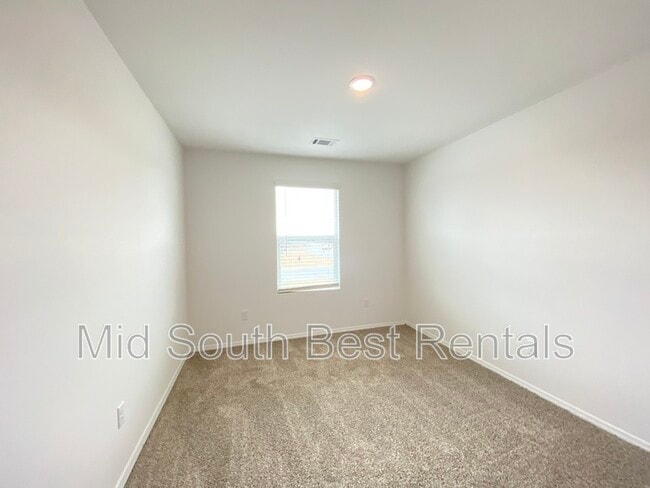 Building Photo - 92 Kelton Ln