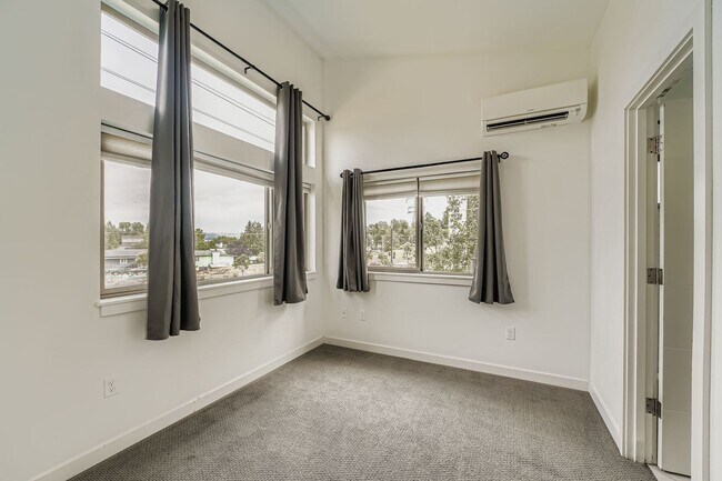 Building Photo - Modern 2-Bed, 2-Bath Townhome with Air-Conditioning in Rainier Beach