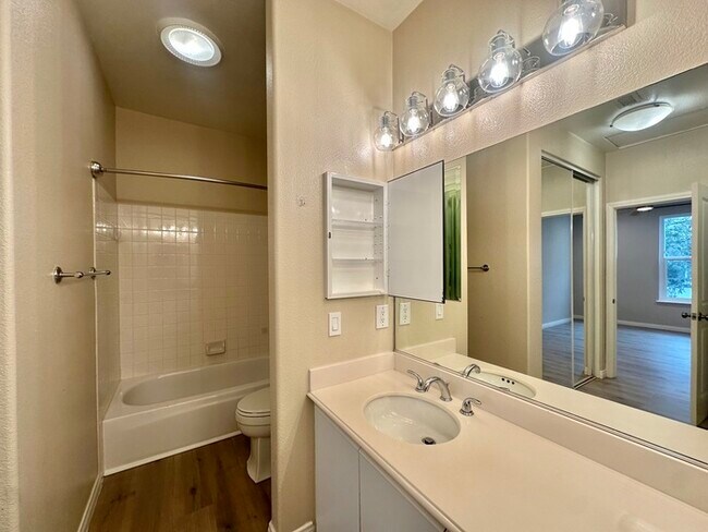 Building Photo - Second Floor Updated 2 BD / 2 BA In Carmel...