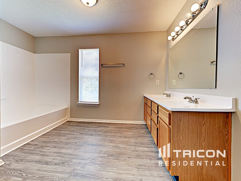Building Photo - 6880 W Littleton Dr
