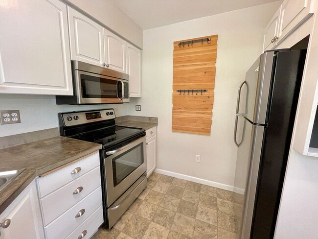 Building Photo - Charming Montavilla 4-bed Updated Cottage ...