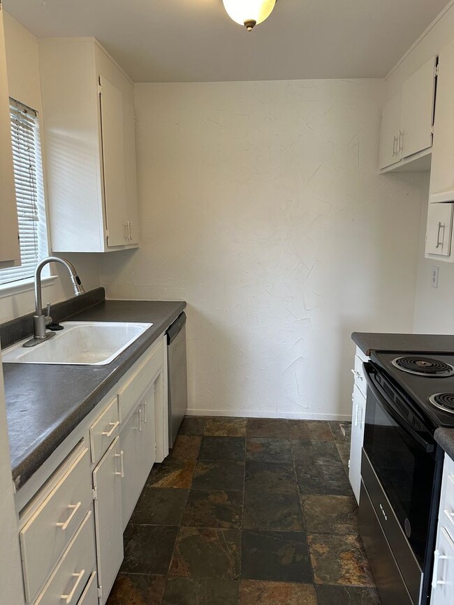 Building Photo - CONDO FOR RENT!