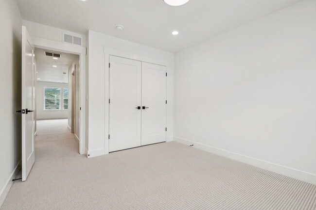 Building Photo - 474 Ascent Dr