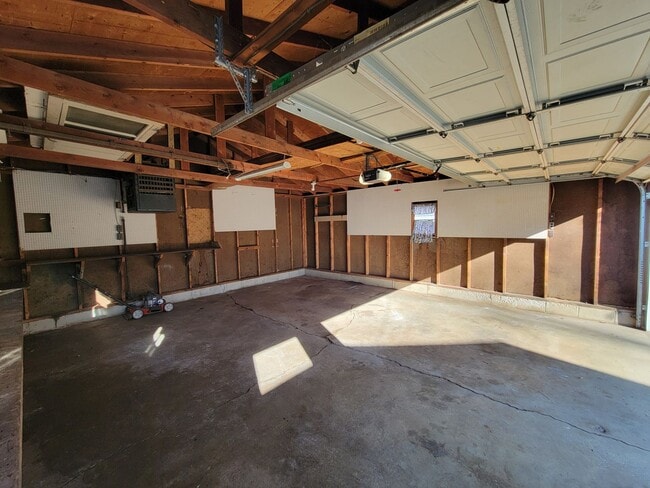 Building Photo - 3 Bedroom House with Large Garage