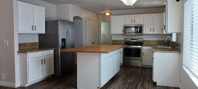 Building Photo - 3 Bed / 2 Bath with Loft and Pool
