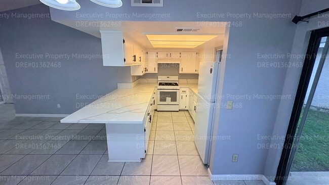 Building Photo - 3 bedroom/ 2 bathroom home nestled in a cul-de-sac.