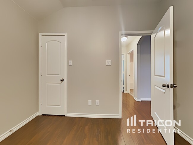 Building Photo - 648 Clearbrook St