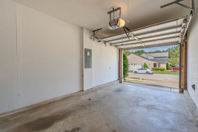 Building Photo - Available Now! 3-bedroom home with off str...
