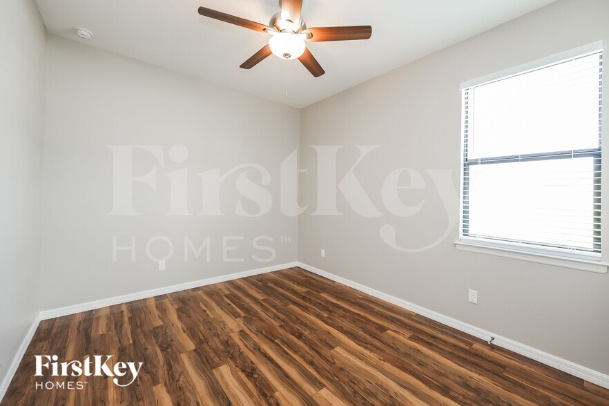 Building Photo - 2220 SW 3rd Ave