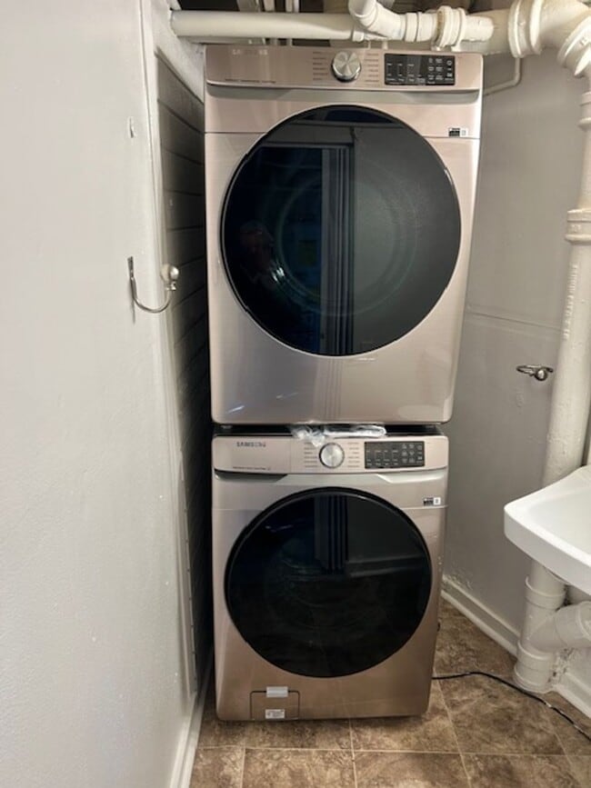 Building Photo - 405 California Dr