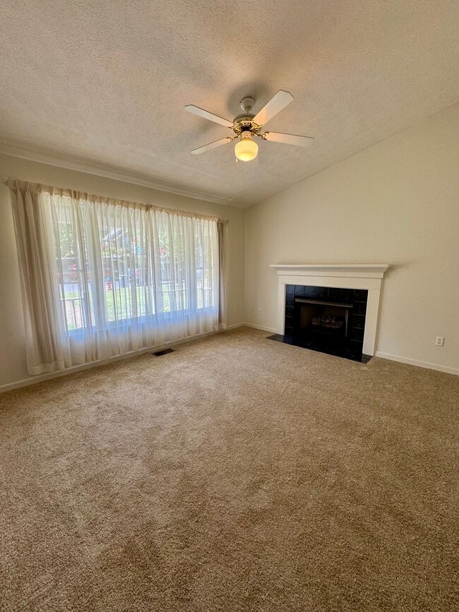 Building Photo - Duplex with Basement Garage for Rent