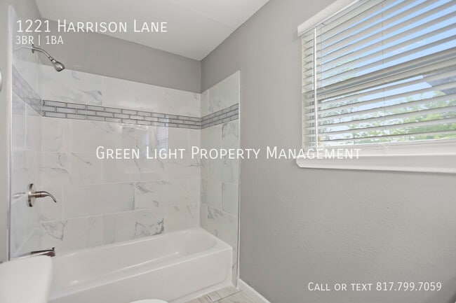 Building Photo - 1221 Harrison Ln