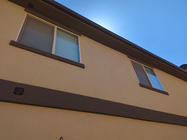 Building Photo - Charming 3-Bedroom Home Near Parks, Pool &...