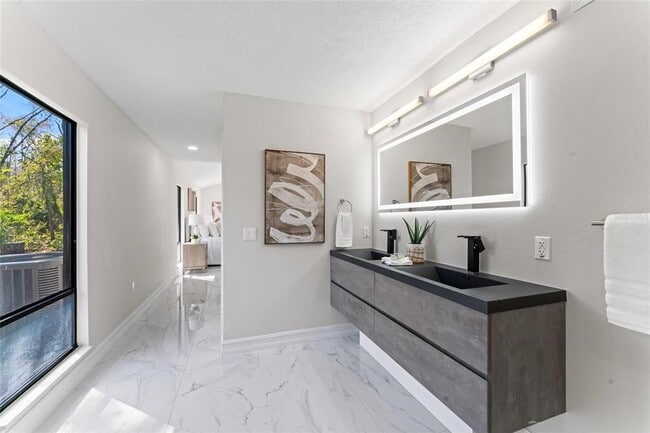 Building Photo - 4520 Pine Hollow Dr