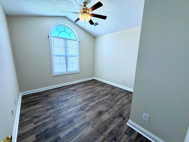 Building Photo - 100 Fairway Hill