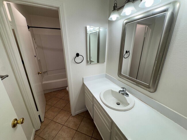 Building Photo - Spacious 2-Bedroom Townhome with Attached Garage and Washer/Dryer– El Cajon