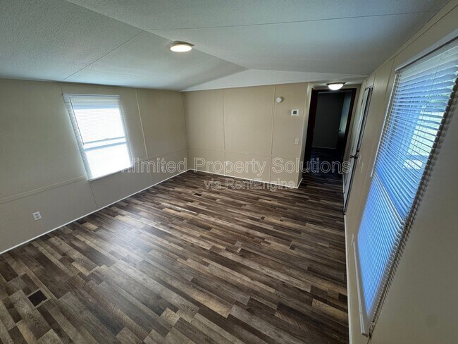 Building Photo - 9499 Wendi Dr NE