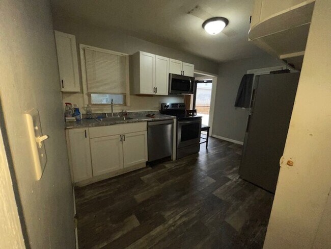 Building Photo - 4 bedroom house