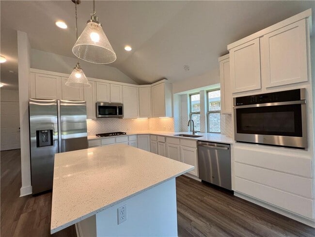 Building Photo - 577 Elm Green St