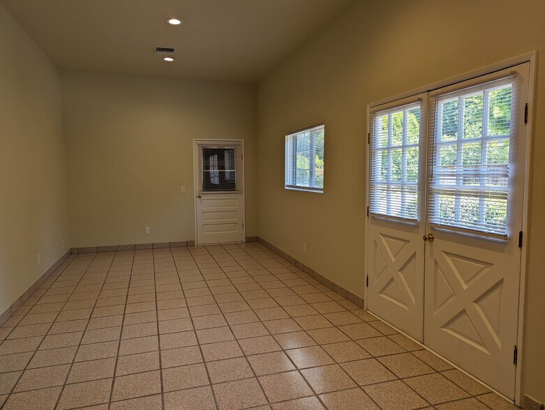 Building Photo - 5440 Topeka Dr