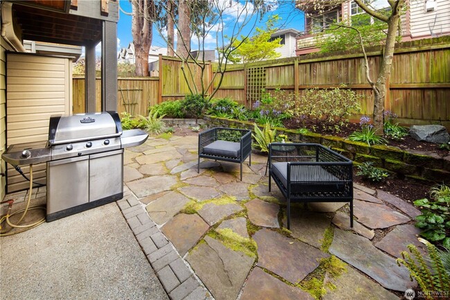 Building Photo - Downtown Ballard 3 bd 2.5 bath townhome in Great School district and minutes to Ballard Locks