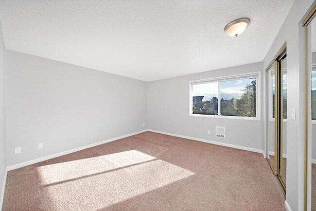 Building Photo - 2 bedroom unit. Full size washer and dryer in unit!! 1st Month Rent FREE!!