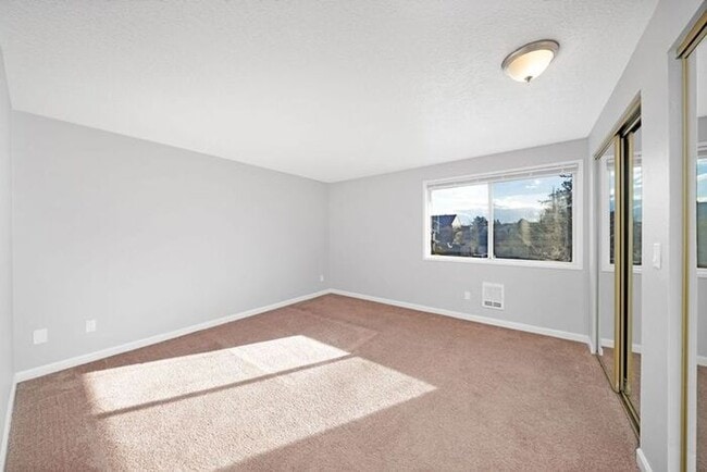 Building Photo - Spacious 2 Bed, 1.5 Bath. townhome with Washer and Dryer!