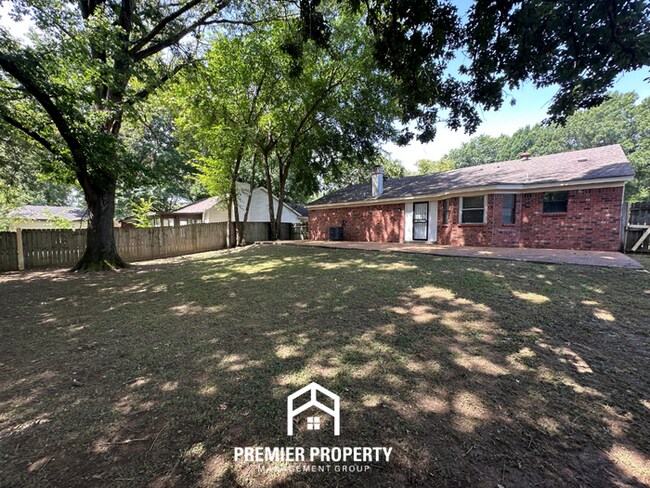 Building Photo - Move-In Ready 3BR Home in 38141 - Sunny Bay Window, Attached Garage & Fenced Yard