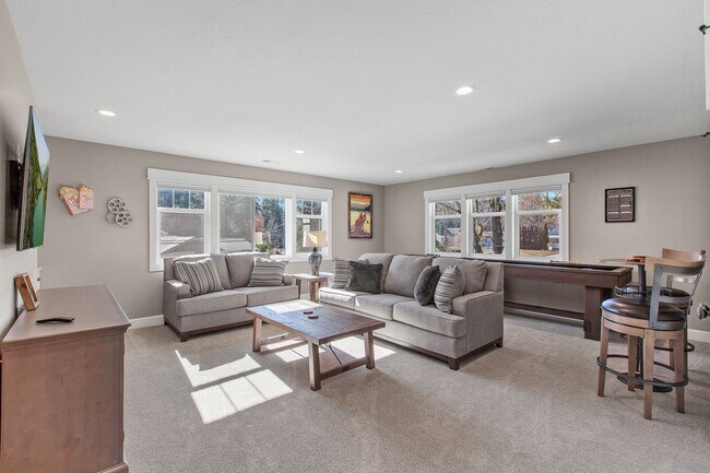 Building Photo - Fully Furnished Home