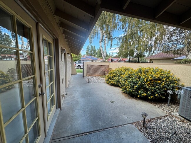 Building Photo - For Rent – Charming Woodland Condo with Co...