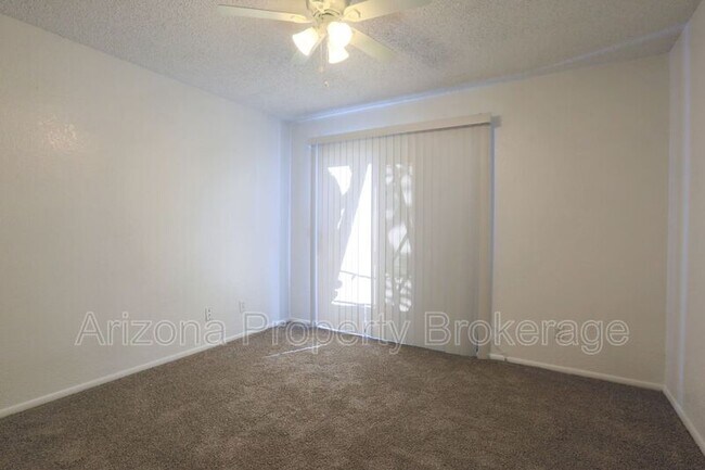 Building Photo - 850 S River Dr