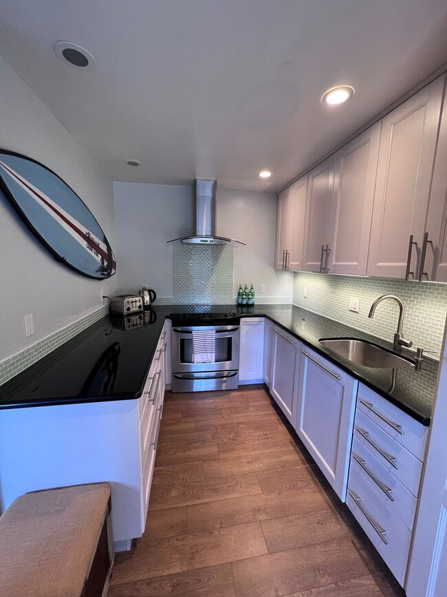 Building Photo - Fully-furnished Sleek 2-bedroom, 2-bathroo...