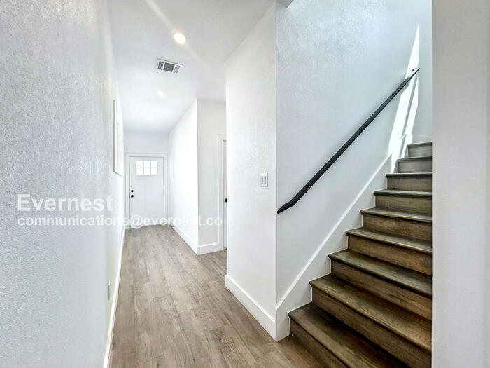 Building Photo - 1804 E Crockett St