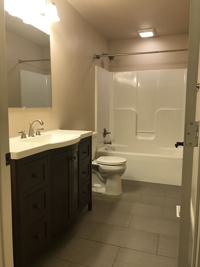 Main full bathroom - 100 Scenic Drive