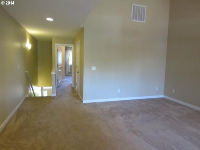 Building Photo - Charming 3 Bedroom 2.5 Bath Townhouse in the St. Johns Area! Garage and Washer & Dryer Provided