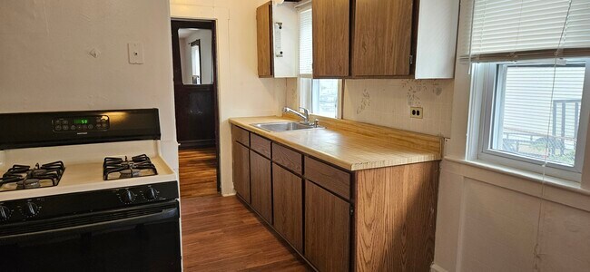 Building Photo - 96 Central St