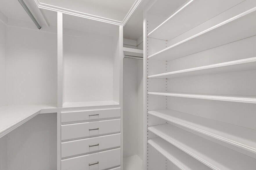 Building Photo - 1735 Woodridge Dr