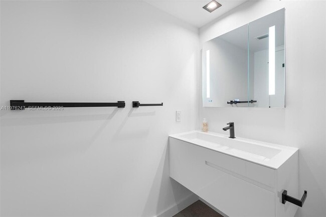 Building Photo - 400 South Pointe Dr