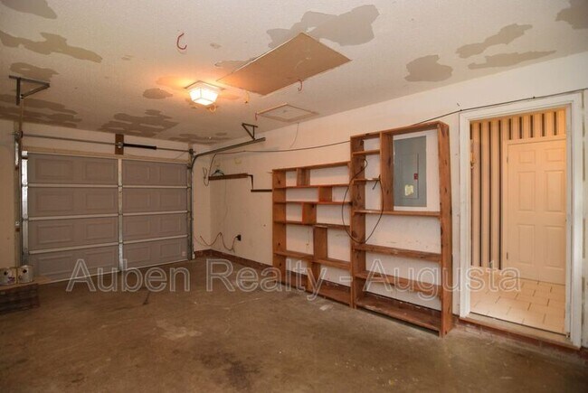 Building Photo - 490 Pheasant Run Dr