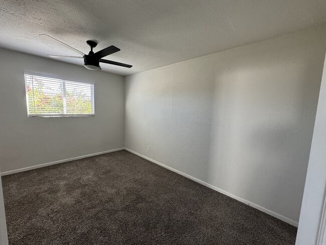 Building Photo - Maryvale 4 bedroom with RV gate and garage