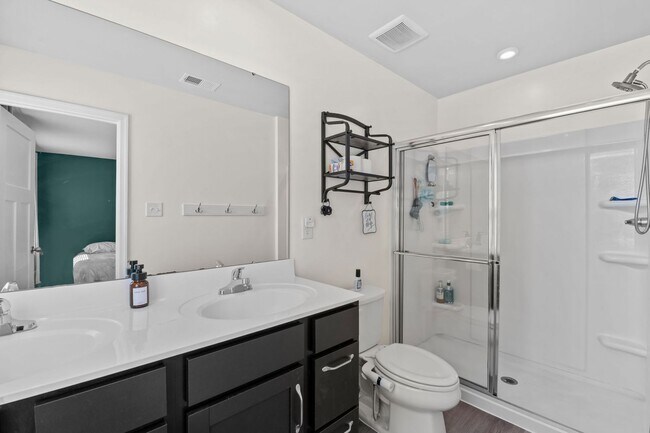 Building Photo - Beautiful 4-Bedroom Home with Fenced Backyard & Open Floor Plan!