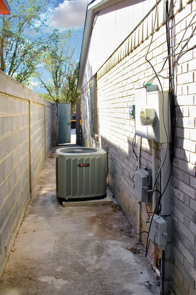 Building Photo - 1405 Reagan Dr