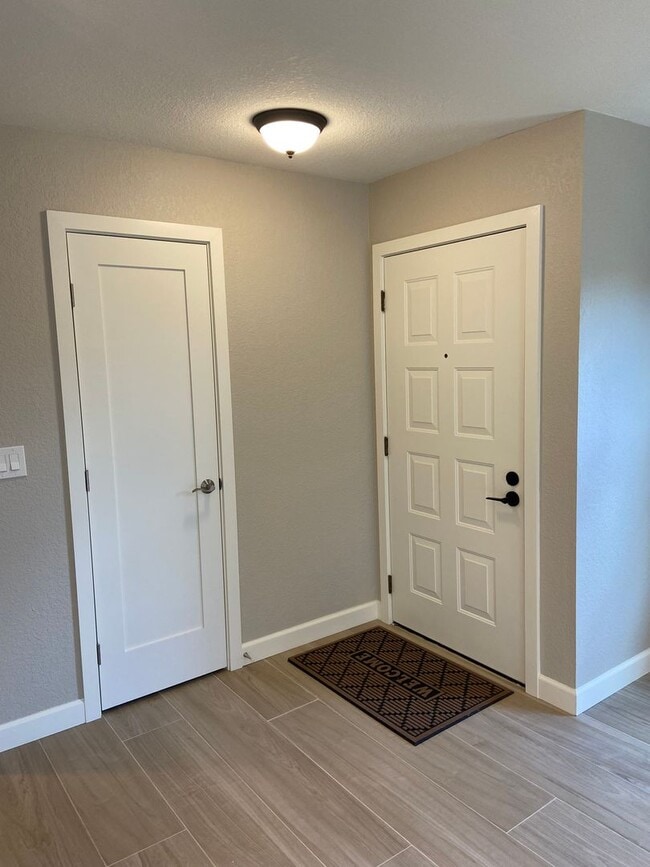 Building Photo - West Roseville - Remodeled 2 Bdrm, 1 Bath