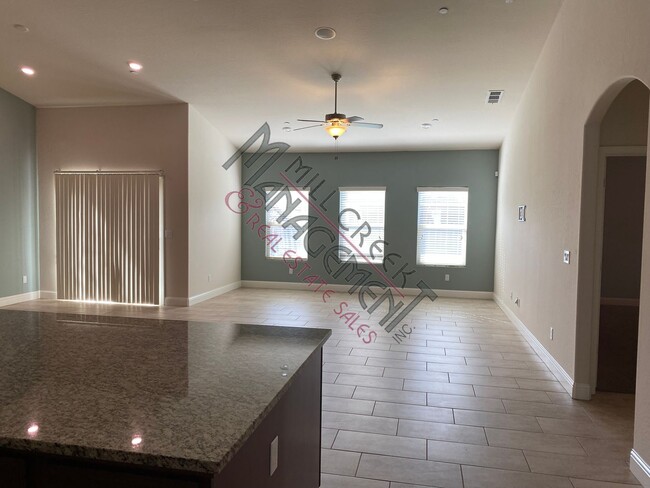 Building Photo - Beautiful 3 bedroom/2 bath home in northwe...