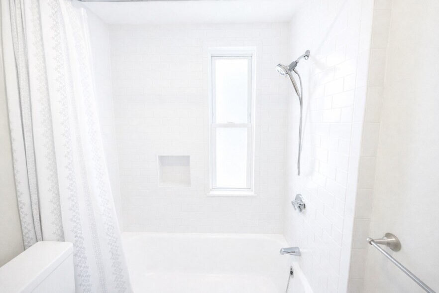 Bath Room - 16 Lincoln St