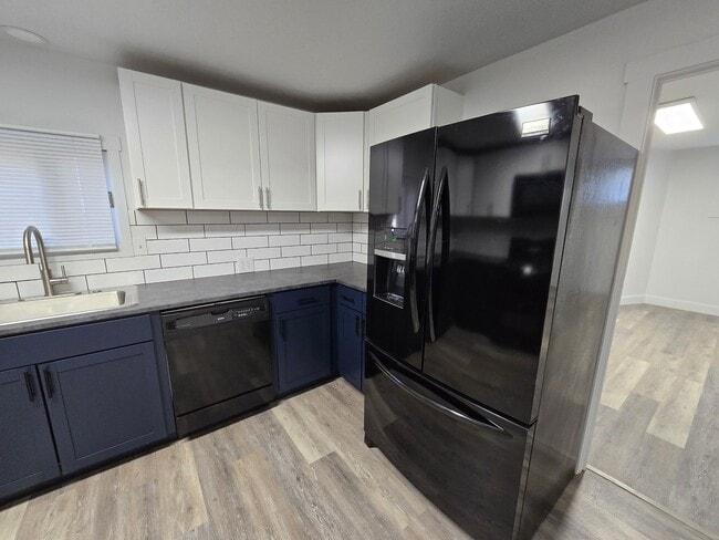 Building Photo - 1138 E 2nd St