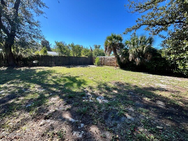 Building Photo - 427 S Macarthur Ave