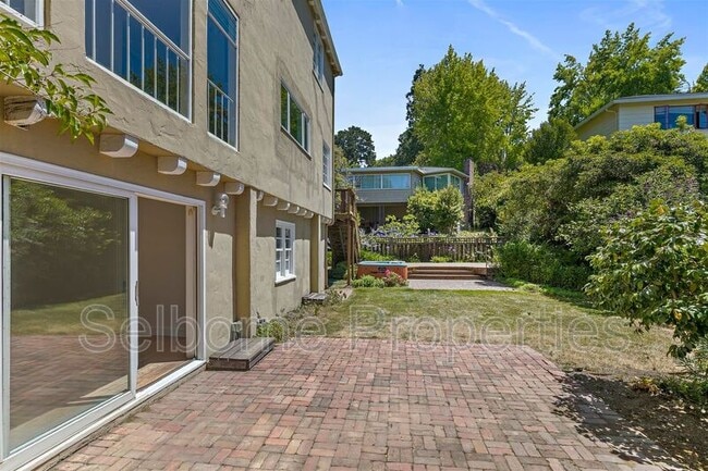 Building Photo - 25 Selborne Dr
